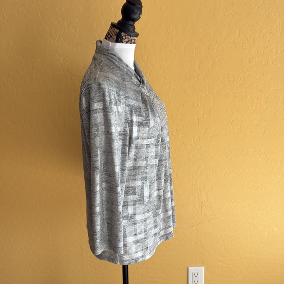 Silver blouse excellent condition almost new, 12 inch zipper in the back - Picture 3 of 9